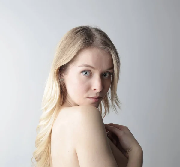Portret Van Een Mooie Blonde Naakte Vrouw Kijken Verbaasd — Stockfoto