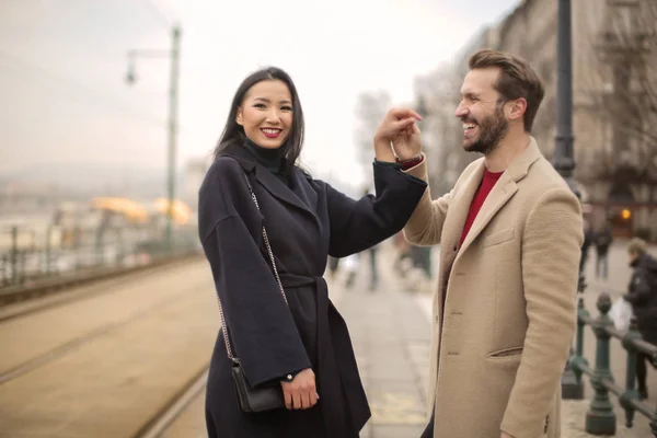 Gelukkige Jonge Paar Plezier Straat Glimlachen Hebbend Een Goede Tijd — Stockfoto
