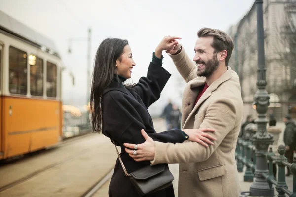 Gelukkige Jonge Paar Dansen Straat Glimlachen — Stockfoto