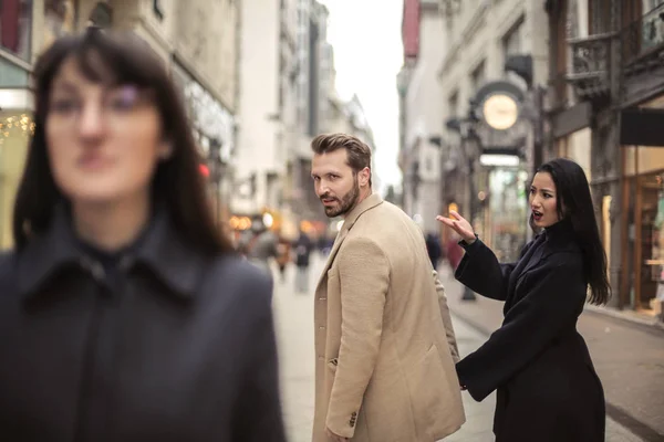 Prietenul Întoarce Verifice Alte Femei Timp Prietena Lui Este Furioasă — Fotografie, imagine de stoc