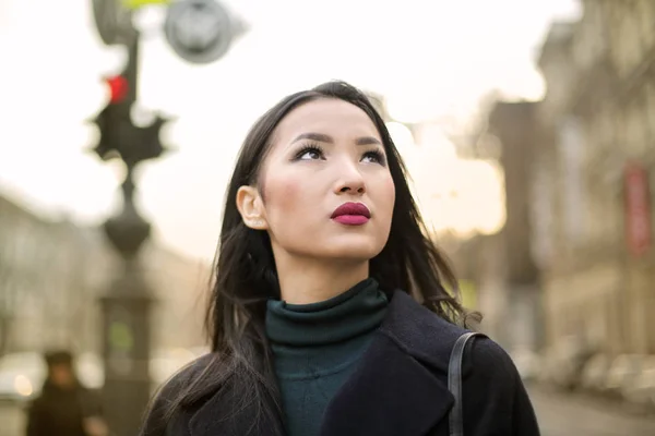 Gyönyörű Ázsiai Lány Elegáns Ruhát Keresi Fel Égen — Stock Fotó