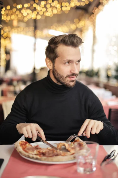 Pohledný Muž Jíst Pizzu Terase Restaurace — Stock fotografie