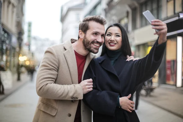 Souriant Jeune Couple Prenant Selfie Dans Ville — Photo