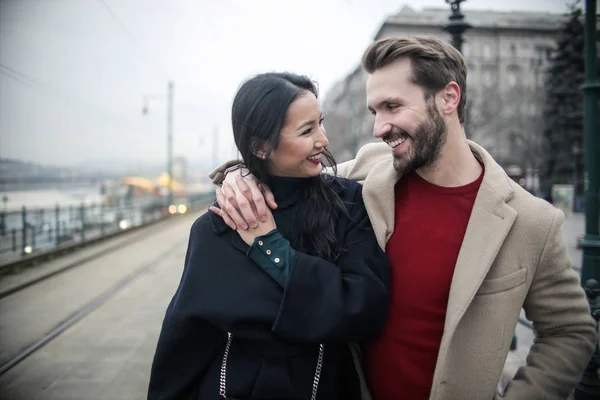 Kärleksfull Unga Par Att Kul Tillsammans Medan Promenader Staden — Stockfoto