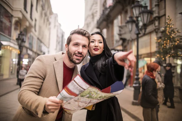 Mooie Jonge Toeristische Paar Zoek Één Richting Terwijl Sightseeing Stad — Stockfoto