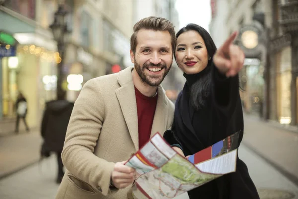 Mooie Jonge Paar Bezienswaardigheden Toeristenstad Met Een Kaart — Stockfoto