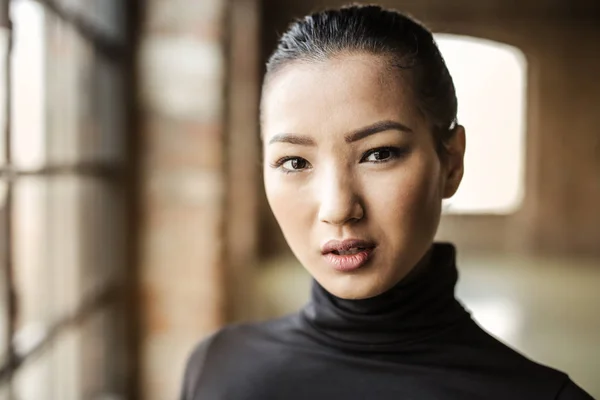 Портрет Молодой Азиатской Женщины Рушащемся Здании — стоковое фото
