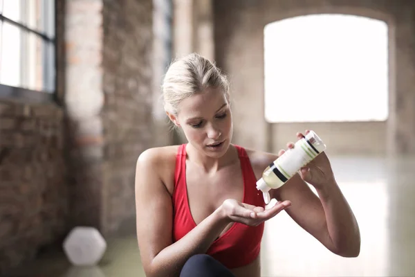 Chica Rubia Gimnasio Usando Loción — Foto de Stock