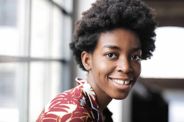 Joven Mujer Afro Sonriendo Cámara — Foto de Stock