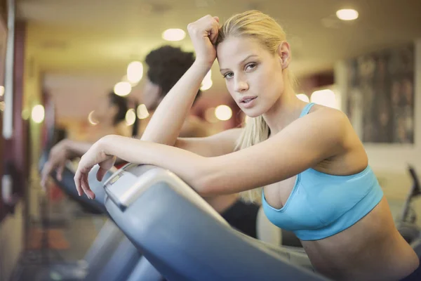 Blondes Mädchen Fitnessstudio Posiert Und Schaut Die Kamera — Stockfoto