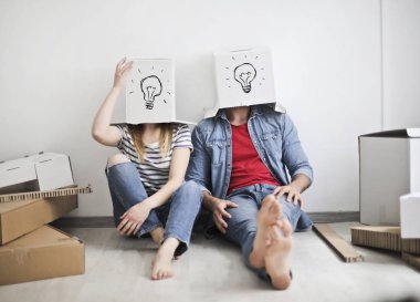 Kağıt kutular kafası üzerinde eğleniyor komik genç çift.