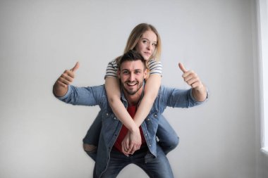 Genç kadın genç adamın arka ve having fun.
