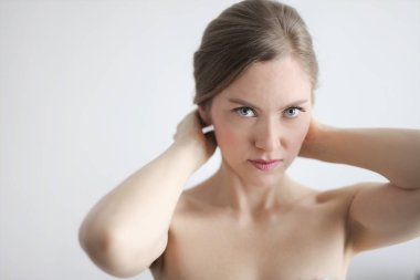 Güzel genç kadın kamera kapalı görünüyor.