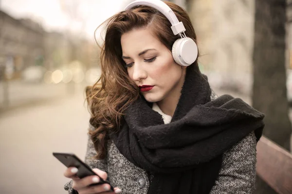 Jonge Mooie Vrouw Met Hoofdtelefoon Controleren Haar Smartphone Stad — Stockfoto