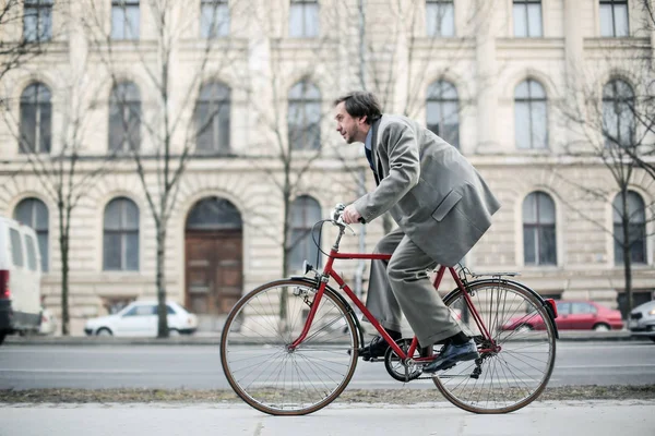 Şehirde bisiklet süren bir adam..