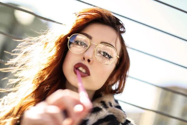 Jeune Femme Rousse Avec Des Lunettes Dans Ville — Photo