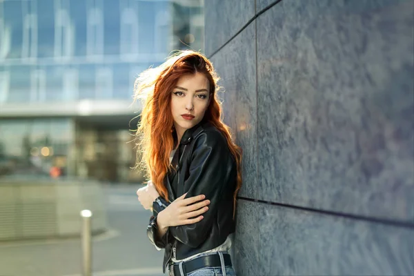 Şehrin deri ceketli genç Kızıl saçlı kadın.