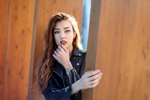 Jeune Femme Aux Cheveux Roux Veste Cuir Extérieur — Photo