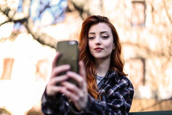 Mladá Zrzavá Žena Její Smartphone Venkovní — Stock fotografie