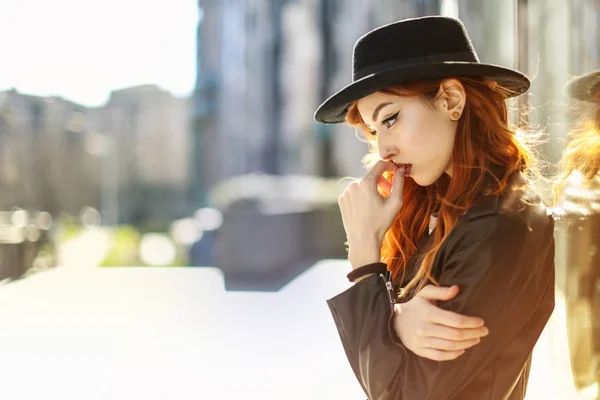 Jeune Femme Rousse Debout Dans Rue Pensant — Photo