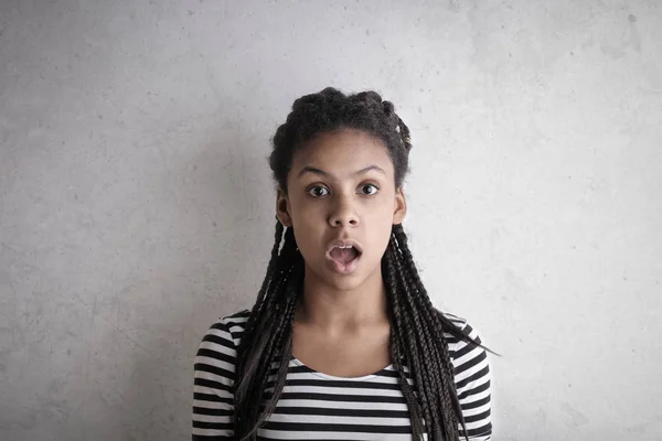 Jovem Afro Mulher Com Expressão Surpresa Interior — Fotografia de Stock