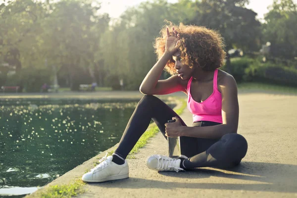 Jonge Afro Vrouw Fitness Outfit Met Een Pauze Een Park — Stockfoto