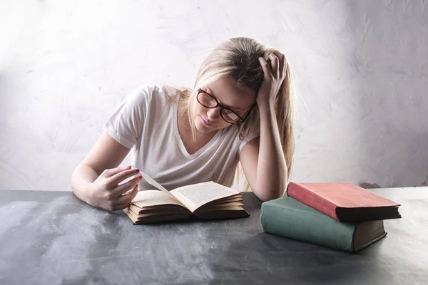 Giovane Studentessa Bionda Che Studia Una Scrivania — Foto Stock