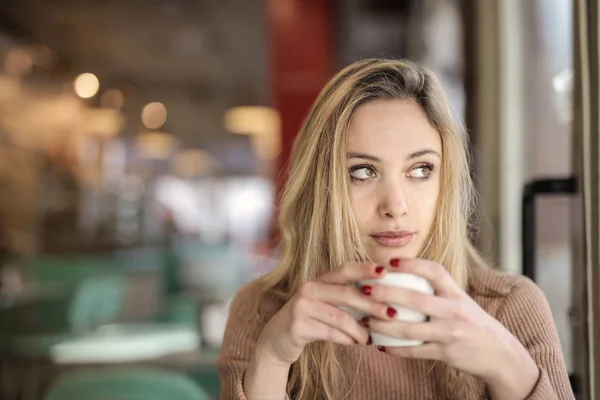 Blonde Junge Frau Einem Bistro Schaut Beim Kaffee Aus Dem — Stockfoto