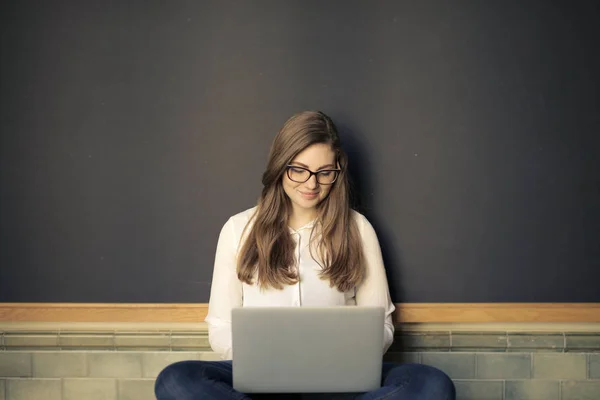Jonge Vrouw Voor Een Bord Universitaire Studies Met Haar Laptop — Stockfoto
