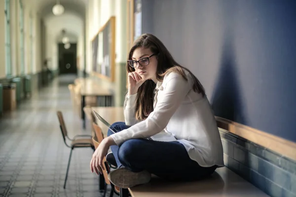 Oturma Üniversite Koridor Düşünme Genç Kadın — Stok fotoğraf