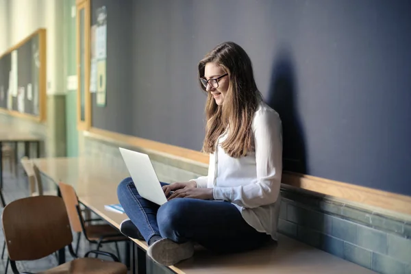 Onu Laptop Bir Sınıfta Genç Kadın Çalışmaları — Stok fotoğraf