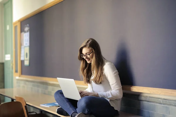 Ung Kvinna Studier Med Sin Laptop Ett Klassrum — Stockfoto