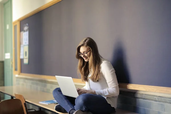 Jeune Femme Étudie Avec Son Ordinateur Portable Dans Une Salle — Photo