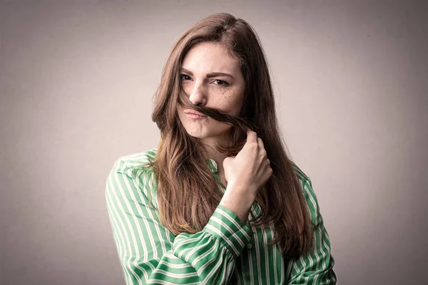 Schöne Junge Frau Scherzt Mit Ihren Haaren Macht Ein Gesicht — Stockfoto