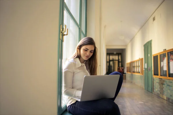 Piękna Dziewczyna Uniwersytet Jej Laptop — Zdjęcie stockowe