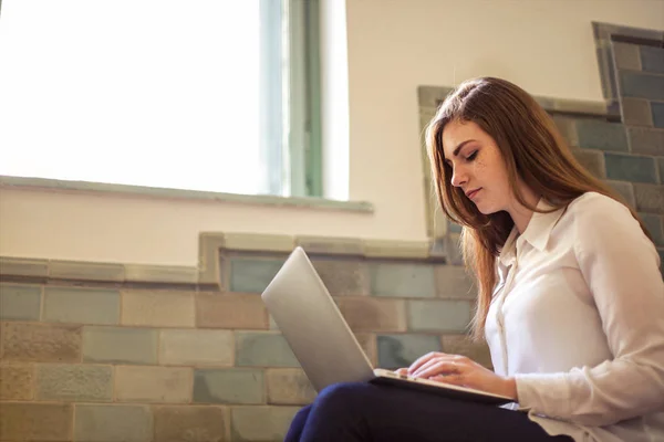 Giovane Donna Con Suo Computer Portatile Siede Sulle Scale Dell — Foto Stock