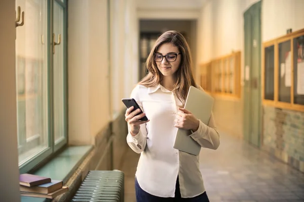 Šťastná Mladá Žena Kontroluje Její Smartphone Hale Univerzity — Stock fotografie