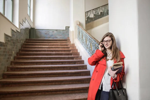 Młody Student Kobiece Rozmowy Swoim Smartfonie Korytarzu Uniwersytetu — Zdjęcie stockowe