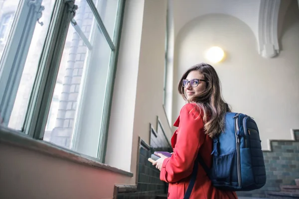 Giovane Studentessa Con Libri Che Salgono Scale Nella Scuola — Foto Stock