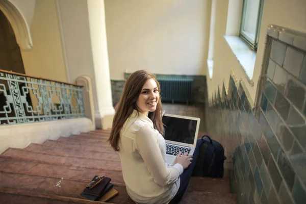 Jovem Estudante Feliz Com Seu Laptop Mochila Sorri Das Escadas — Fotografia de Stock