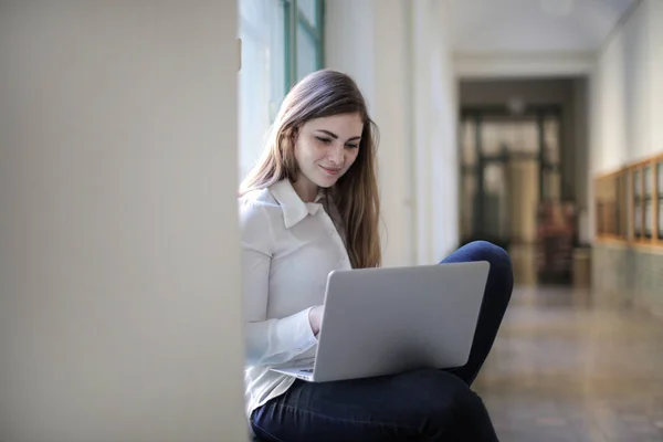 Genç Kız Öğrenci Okulun Koridorda Onu Laptop Üzerinde Eğitim — Stok fotoğraf