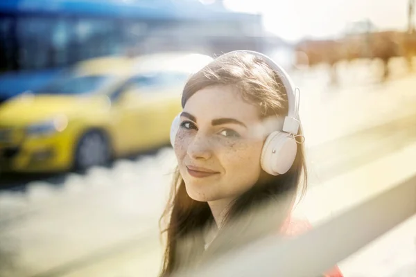 Junger Hübscher Teenager Mit Kopfhörern Lächelt Auf Der Straße — Stockfoto