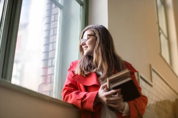 Mladá Studentka Brýlemi Při Pohledu Okna — Stock fotografie