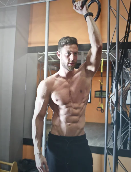 Genç atletik erkek spor salonunda molası.