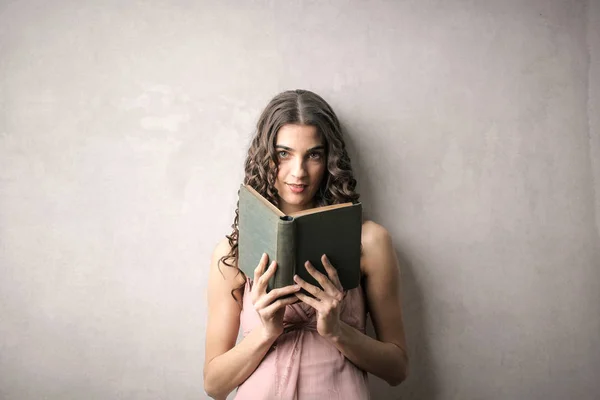 Jeune Femme Avec Livre Main Regardant Dans Caméra — Photo