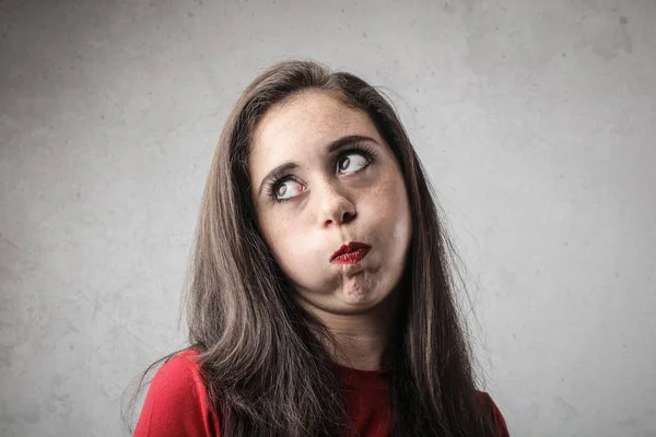 退屈とゆがんだ顔を作る女性 — ストック写真