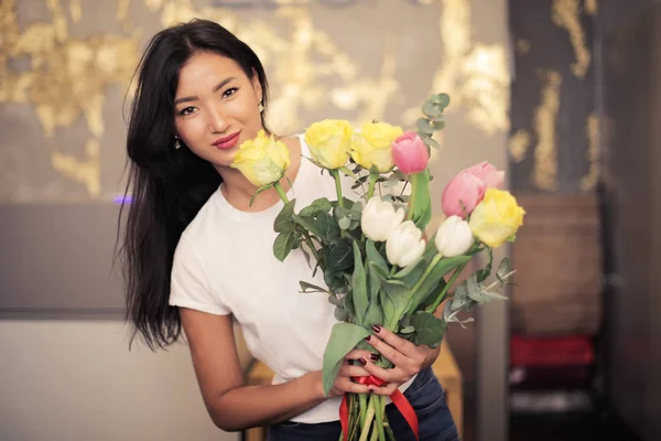 아시아 그녀의 꽃다발과 — 스톡 사진