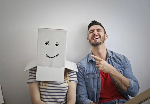 Grappige Jonge Vrouw Heeft Een Papieren Doos Haar Hoofd Een — Stockfoto