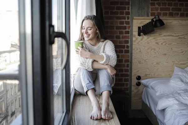 Gelukkig Jonge Vrouw Zitten Een Venster Zal Met Een Kopje — Stockfoto