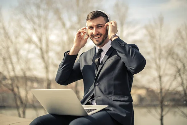 Junger Geschäftsmann Mit Laptop Hört Freien Fröhlich Musik Über Kopfhörer — Stockfoto